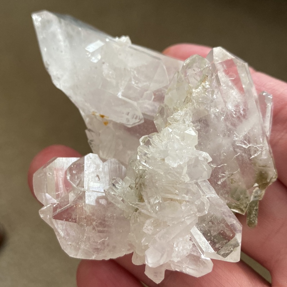 🔥AAA QUALITY QUARTZ CLUSTER🔥Points all over + 🌈. 3”X 2.5”X1”. STUNNING - Picture 16 of 17